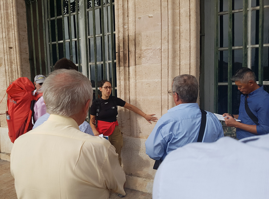 Anne-Sabine s’intéresse à la Mairie de Marseille